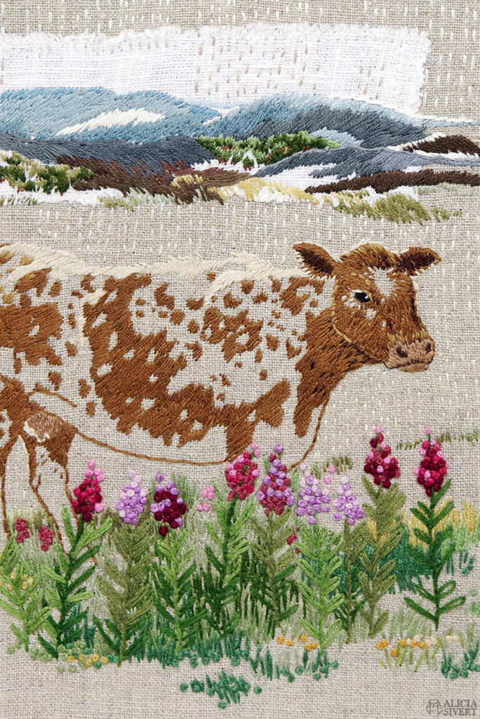 "Tula vall", broderi av Alicia Sivertsson - www.aliciasivert.se // Fritt broderi föreställande en fjällko bland rallarrosor. I bakgrunden ett dött träd vid en gärdesgård, en fäbodvall och blåtonade berg.